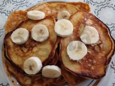 Bananų blynai su kefyru arbatai pagrindine nuotrauka