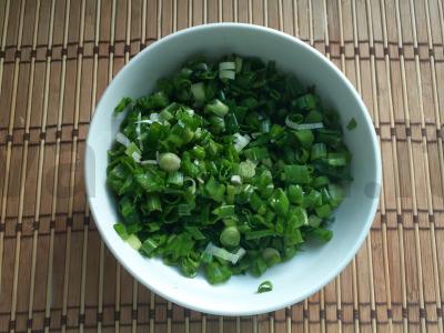 Blynai su vištos kiaušiniu ir žaliu svogūnu pusryčiams Žingsnis 2