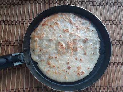 Blynai su vištos kiaušiniu ir žaliu svogūnu pusryčiams Žingsnis 4