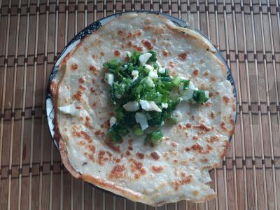 Blynai su vištos kiaušiniu ir žaliu svogūnu pusryčiams Žingsnis 5