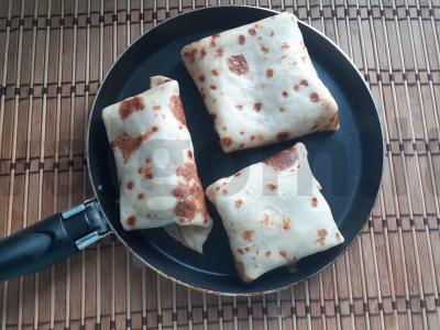 Blynai su vištos kiaušiniu ir žaliu svogūnu pusryčiams Žingsnis 6