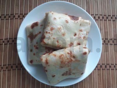 Blynai su vištos kiaušiniu ir žaliu svogūnu pusryčiams pagrindine nuotrauka