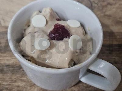 Skanus desertas su vyšnių varške ir uogiene pagrindine nuotrauka