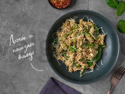 Makaronai su žaliais daržovėmis pagrindine nuotrauka