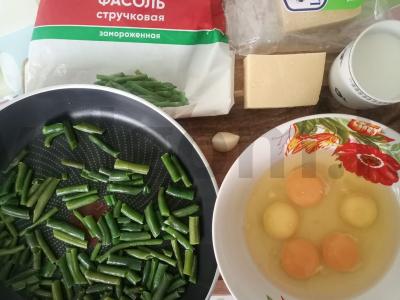 Omletas su tilžiter sūriu ir žaliąja pupelių ankštimi Žingsnis 1