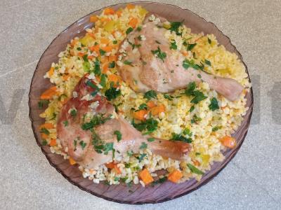 Anties šlaunelės, keptos su bulguru ir daržovėmis pagrindine nuotrauka