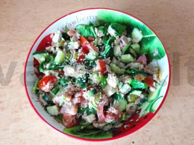 Salotos su tunu ir brie sūriu pagrindine nuotrauka