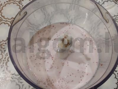 Prabangus pieno kokteilis su virta saldžiaja grietinėle ir braškėmis Žingsnis 2