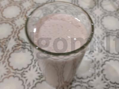 Prabangus pieno kokteilis su virta saldžiaja grietinėle ir braškėmis pagrindine nuotrauka