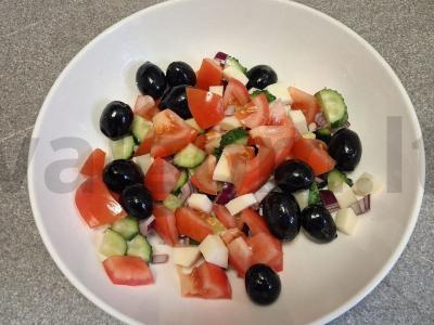 Salotos su daržovėmis, alyvuogėmis ir suluguni sūriu Žingsnis 6