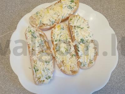 Kvapnūs sūrio skrudinti duonos gabaliukai iš čiabatos Žingsnis 4