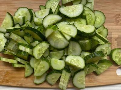 Vasaros daržovių ir sūrio salotas su česnaku Žingsnis 2