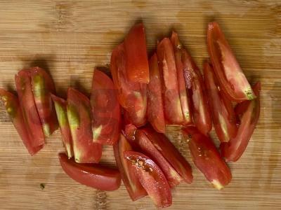 Vasaros daržovių ir sūrio salotas su česnaku Žingsnis 3