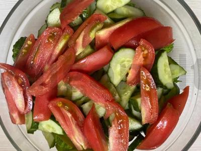 Vasaros daržovių ir sūrio salotas su česnaku Žingsnis 4