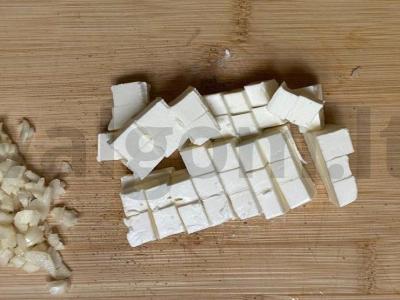 Vasaros daržovių ir sūrio salotas su česnaku Žingsnis 5