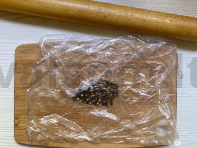 Vasaros daržovių ir sūrio salotas su česnaku Žingsnis 7