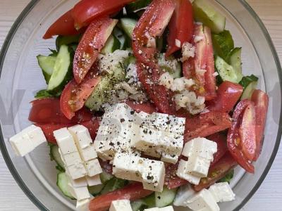 Vasaros daržovių ir sūrio salotas su česnaku Žingsnis 8
