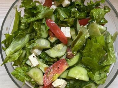 Vasaros daržovių ir sūrio salotas su česnaku Žingsnis 9