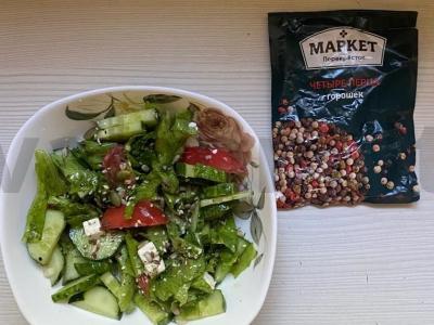 Vasaros daržovių ir sūrio salotas su česnaku pagrindine nuotrauka