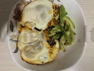 Grikių, avokado, pupelių ir kiaušinių dubuo pagrindine nuotrauka