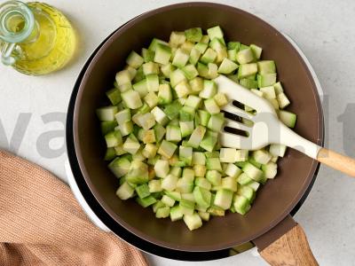 Cukinijų ir žiedinių kopūstų apkepas Žingsnis 2