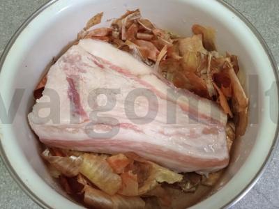 Virti kiaulienos skruostai svogūnų lukštuose Žingsnis 2