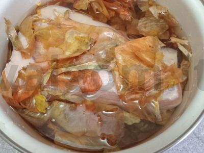 Virti kiaulienos skruostai svogūnų lukštuose Žingsnis 4