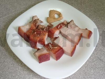 Virti kiaulienos skruostai svogūnų lukštuose pagrindine nuotrauka