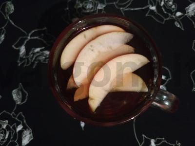 Juodasis arbata su obuoliais ir mėtomis pagrindine nuotrauka