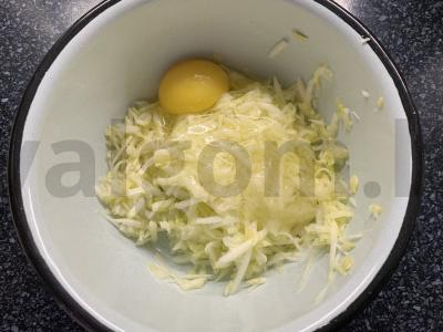 Blynai su cukinija ir sūriu Žingsnis 1