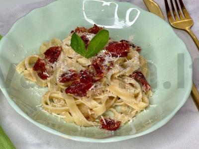 Makaronai su džiovintais pomidorais pagrindine nuotrauka