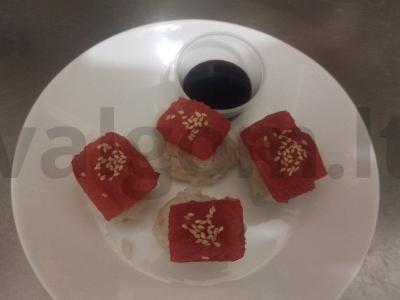 Ryžių onigiri su arbūzu ir sezamu pagrindine nuotrauka