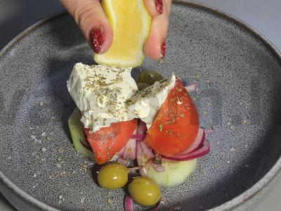 Viduržemio jūros salotas su feta sūriu Žingsnis 14