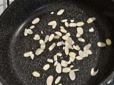 Vafliai su migdolų žiedlapiais Žingsnis 3