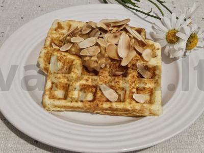 Vafliai su migdolų žiedlapiais pagrindine nuotrauka