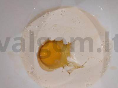 Šarlotė su raugintu pienu ir medumi Žingsnis 1