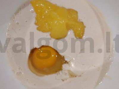 Šarlotė su raugintu pienu ir medumi Žingsnis 2