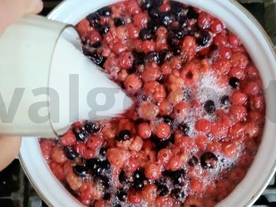 Aromatingas uogų kompotas su cinamonu Žingsnis 4