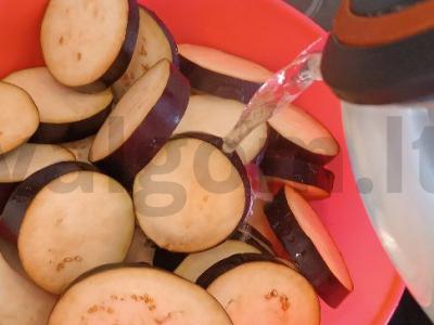 Kepti baklažanai su pomidorais ir česnaku Žingsnis 2