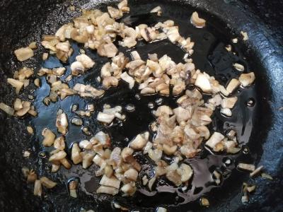 Šampinjonų kepurėlės su vištienos faršu Žingsnis 4