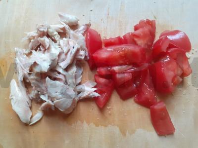 Salotos su virta vištiena, pomidoru ir žemės riešutais Žingsnis 2