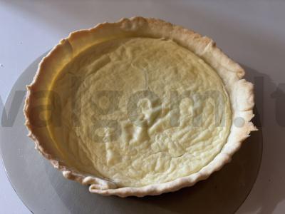 Varškės apkepas ant sausainių tešlos pagrindine nuotrauka