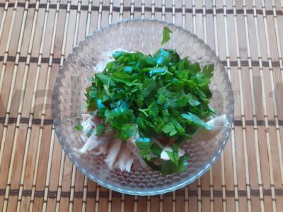 Salotos su virta vištiena, pomidoru ir žemės riešutais Žingsnis 4