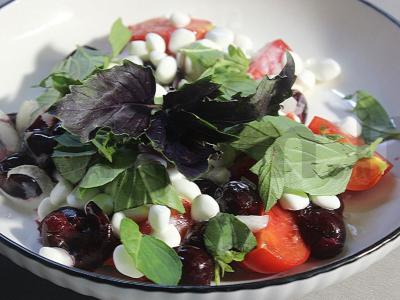 Salotos su vyšniomis ir varške pagrindine nuotrauka