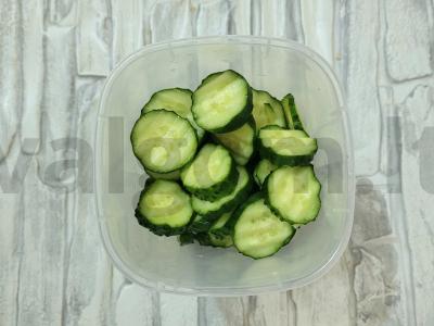 Greita užkanda iš agurkų su druska ir sojų padažu Žingsnis 1