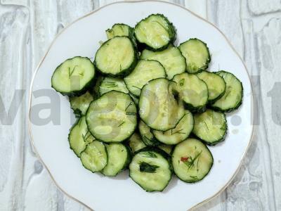 Greita užkanda iš agurkų su druska ir sojų padažu pagrindine nuotrauka