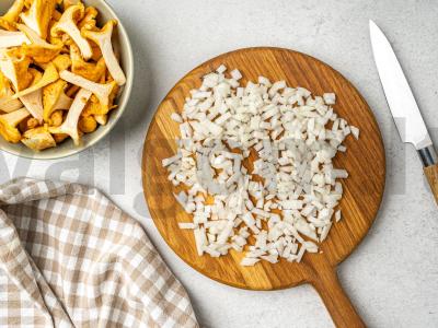 Keptos bulvės su voveraitėmis grietinėje Žingsnis 1