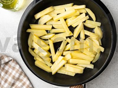 Keptos bulvės su voveraitėmis grietinėje Žingsnis 2