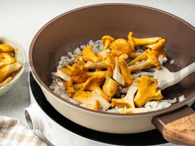 Keptos bulvės su voveraitėmis grietinėje Žingsnis 4