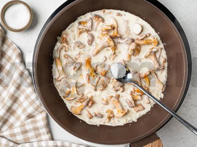 Keptos bulvės su voveraitėmis grietinėje Žingsnis 6